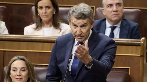 Feijóo alimenta la teoría del 'pucherazo' de Sánchez en las generales: "Si uno ha robado en una joyería, ¿por qué no en un banco?" Feijóo alimenta la teoría del 'pucherazo' de Sánchez en las generales: "Si uno ha robado en una joyería, ¿por qué no en un banco?"