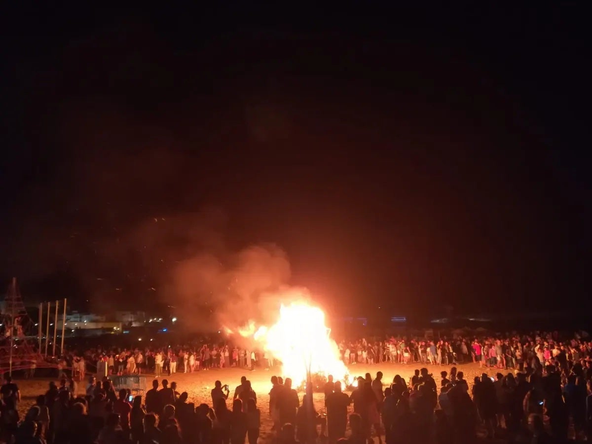 Peñíscola pone a punto sus playas para la Nit de Sant Joan, la noche más mágica del año Peñíscola pone a punto sus playas para la Nit de Sant Joan, la noche más mágica del año