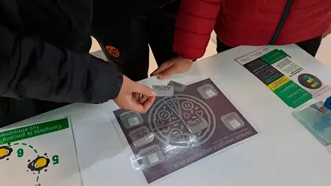 Algunos niños participando en alguno de los talleres organizados en ediciones anteriores. Algunos niños participando en alguno de los talleres organizados en ediciones anteriores.