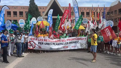 Los sindicatos valencianos protestan ante la Conselleria de Educación para denunciar "recortes" de la Generalitat en las plantillas del profesorado Los sindicatos valencianos protestan ante la Conselleria de Educación para denunciar "recortes" de la Generalitat en las plantillas del profesorado