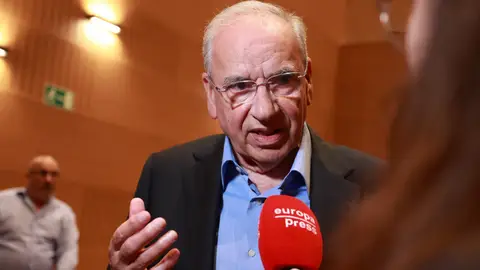 El contundente mensaje de Alfonso Guerra a los militantes: "Proteger a Sánchez o proteger al PSOE" El contundente mensaje de Alfonso Guerra a los militantes: "Proteger a Sánchez o proteger al PSOE"