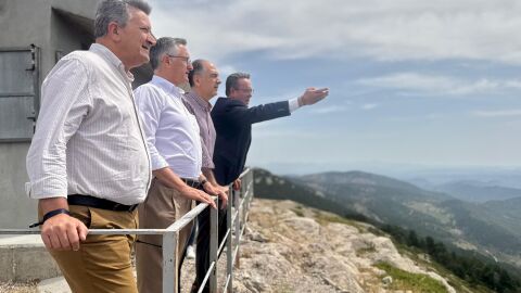 Representantes de la Generalitat Valenciana y del Gobierno de Aragón, en Arcos de las Salinas (Teruel) con motivo de la colaboración para la prevención de incendios forestales Representantes de la Generalitat Valenciana y del Gobierno de Aragón, en Arcos de las Salinas (Teruel) con motivo de la colaboración para la prevención de incendios forestales