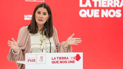 La portavoz del PSOE extremeño, Isabel Gil Rosiña, en rueda de prensa La portavoz del PSOE extremeño, Isabel Gil Rosiña, en rueda de prensa