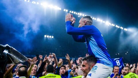 23-6-2025 Cervero lleva a hombros a santi Cazorla al final del Oviedo-Mirand&eacute;s