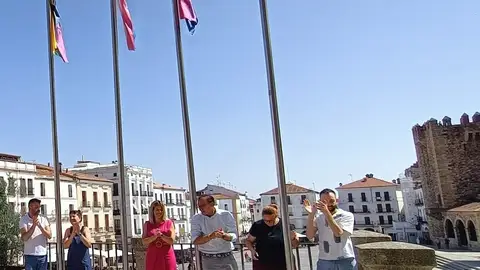 La Fiscalía investigará si la mujer que arrió las banderas LGBTI en Cáceres ha cometido un delito de odio La Fiscalía investigará si la mujer que arrió las banderas LGBTI en Cáceres ha cometido un delito de odio