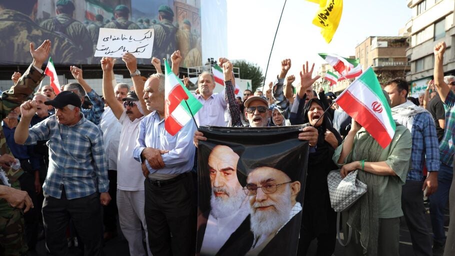 Un manifestante sostiene una pancarta que representa a los l&iacute;deres supremos iran&iacute;es Ali Jamenei (D) y al difunto Ruhollah Jomeini (I) durante una manifestaci&oacute;n anti-EE.UU. y anti-Israel en Teher&aacute;n.