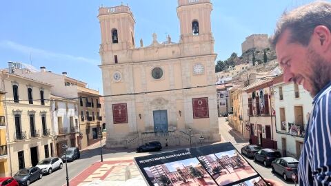 David Morcillo, concejal de Urbanismo de Petrer, en la Plaza de Baix de la localidad.