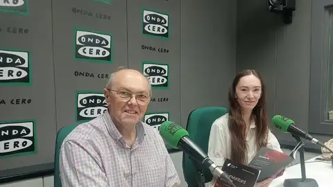 Antonio Font y su hija Elena Font, en los estudios de Onda Cero . Antonio Font y su hija Elena Font, en los estudios de Onda Cero .