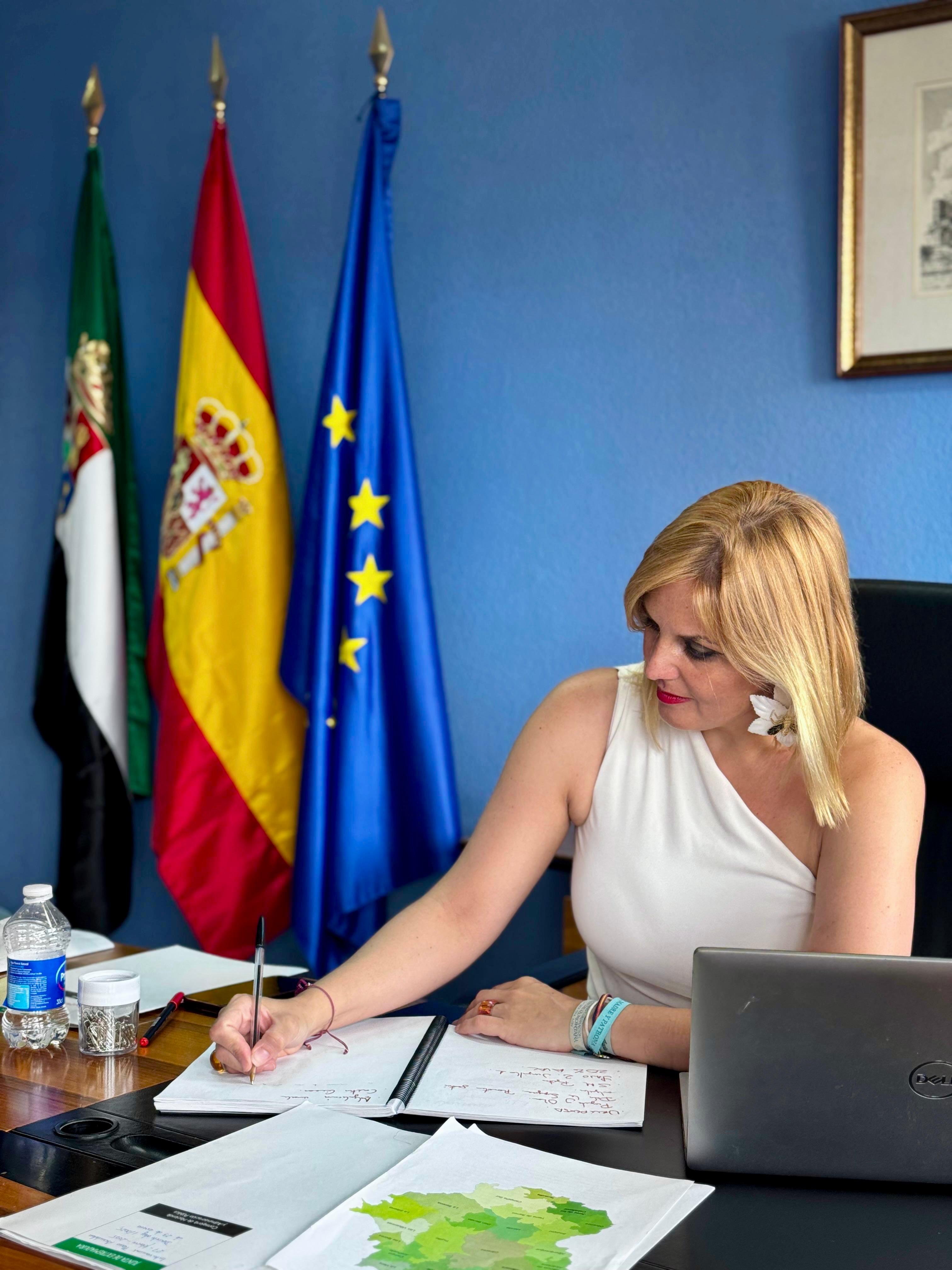 Elena Manzano envía una carta a la ministra de Hacienda pidiendo explicaciones sobre las entregas a cuenta Elena Manzano envía una carta a la ministra de Hacienda pidiendo explicaciones sobre las entregas a cuenta