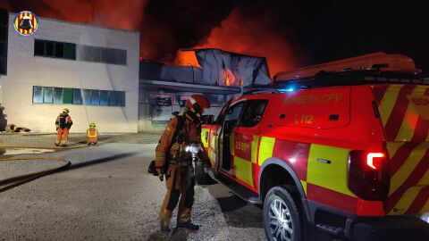 Los bomberos sofocan un incendio industrial en Algemesi