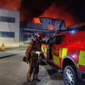 Los bomberos sofocan un incendio industrial en Algemesi