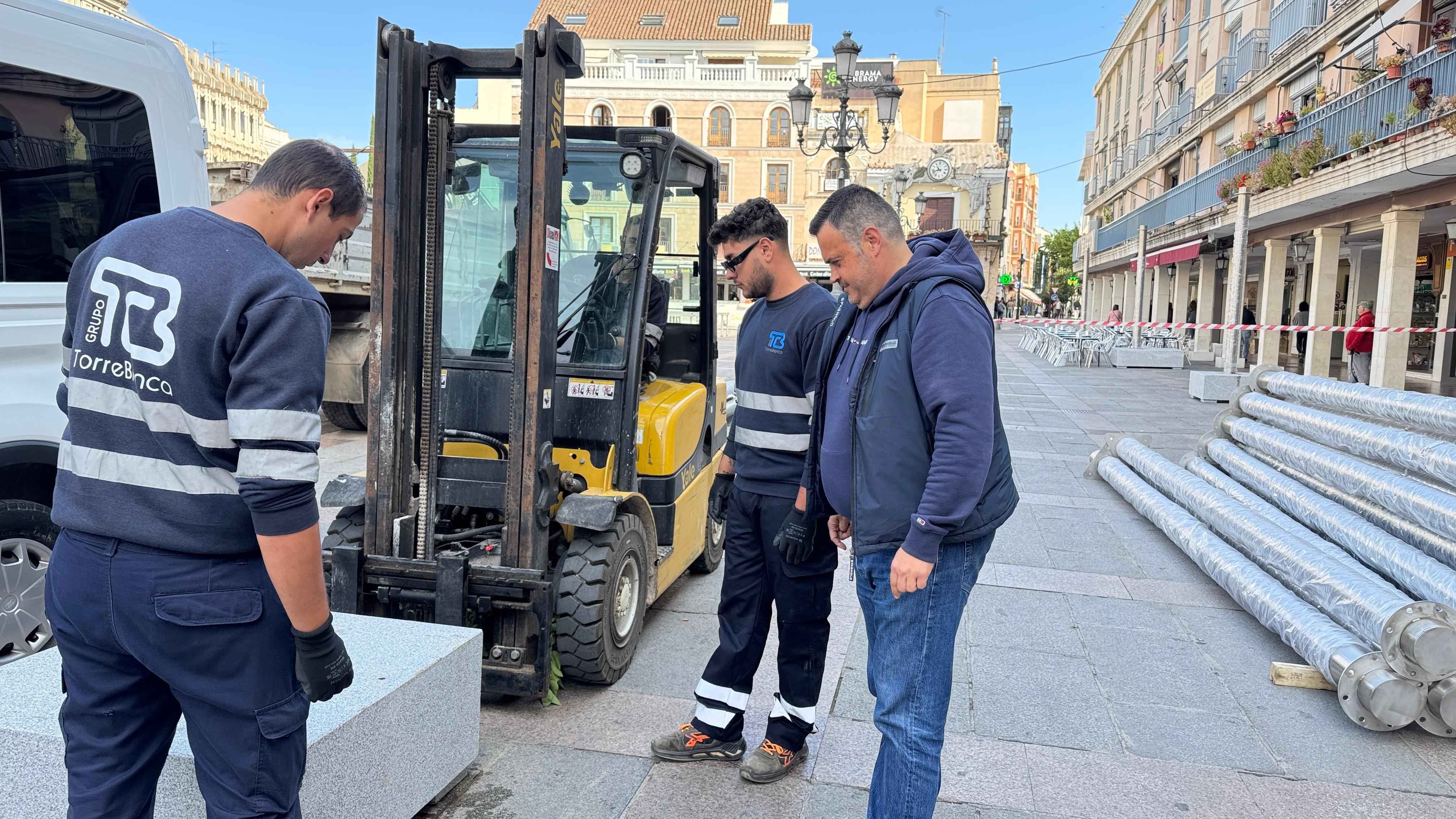 Este lunes ya ha comenzado el entoldado textil de la plaza mayor de Ciudad Real Este lunes ya ha comenzado el entoldado textil de la plaza mayor de Ciudad Real