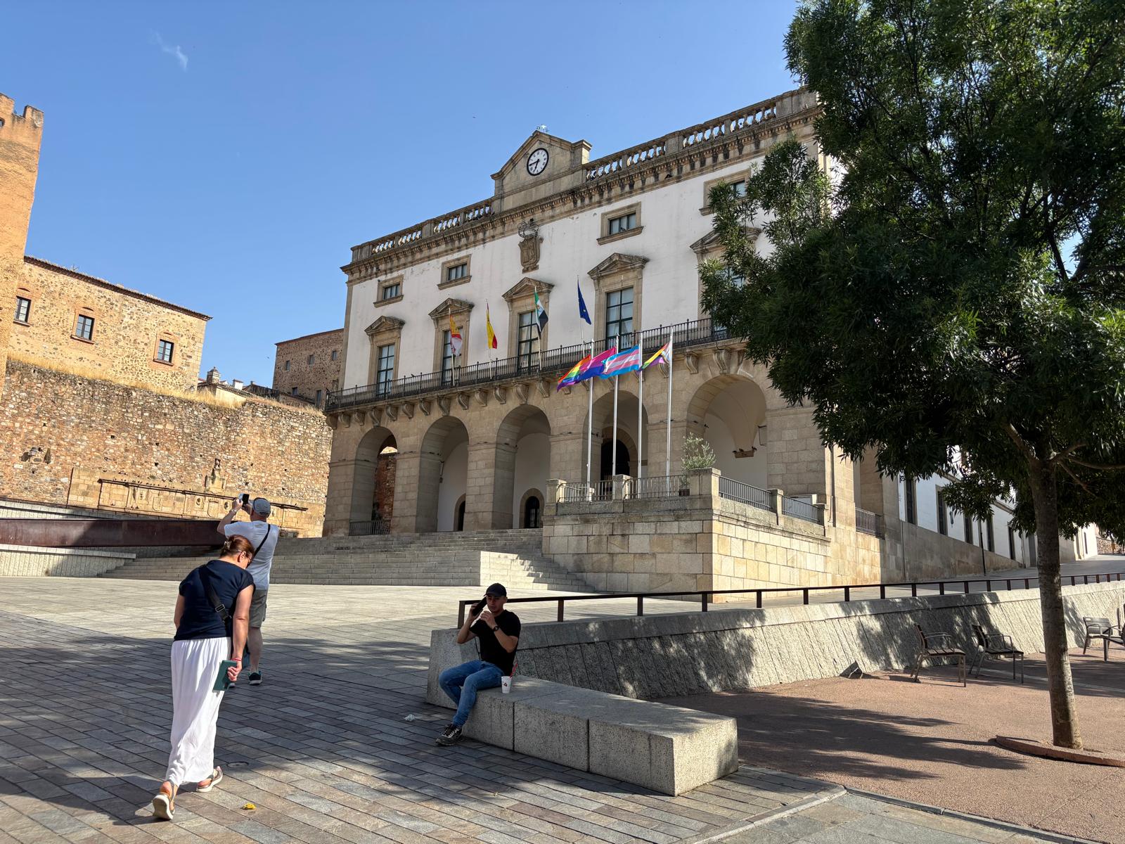 El Alcalde de Cáceres denuncia a una mujer por arriar banderas LGTBI durante la procesión del Corpus Christi El Alcalde de Cáceres denuncia a una mujer por arriar banderas LGTBI durante la procesión del Corpus Christi