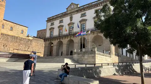El Alcalde de Cáceres denuncia a una mujer por arriar banderas LGTBI durante la procesión del Corpus Christi El Alcalde de Cáceres denuncia a una mujer por arriar banderas LGTBI durante la procesión del Corpus Christi
