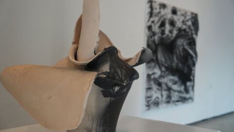 La exposici&oacute;n combina pinturas y esculturas de Miquel Barcel&oacute;
