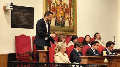 Samuel Ruiz, concejal de Vox en Elche en una intervención en el pleno del Ayuntamiento. Samuel Ruiz, concejal de Vox en Elche en una intervención en el pleno del Ayuntamiento.