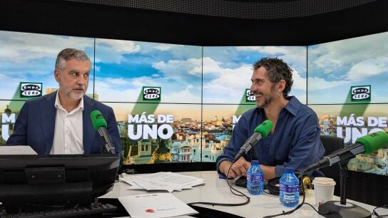 Paco León junto a Carlos Alsina en Más de uno.