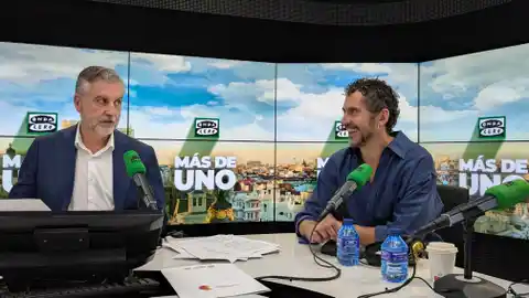 Paco León junto a Carlos Alsina en Más de uno. Paco León junto a Carlos Alsina en Más de uno.