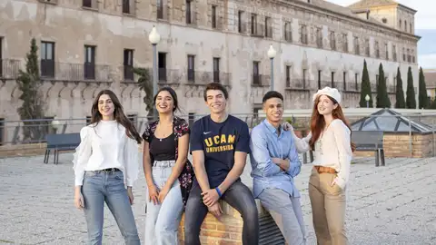 Jovenes estudiantes de la UCAM Jovenes estudiantes de la UCAM