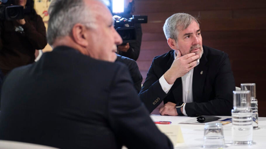 El Ministro de Pol&iacute;tica Territorial y Memoria Democr&aacute;tica, &Aacute;ngel Victor Torres (de espaldas) y el Presidente del Gobierno de Canarias, Fernando Clavijo (de frente)