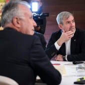 El Ministro de Política Territorial y Memoria Democrática, Ángel Victor Torres (de espaldas) y el Presidente del Gobierno de Canarias, Fernando Clavijo (de frente)