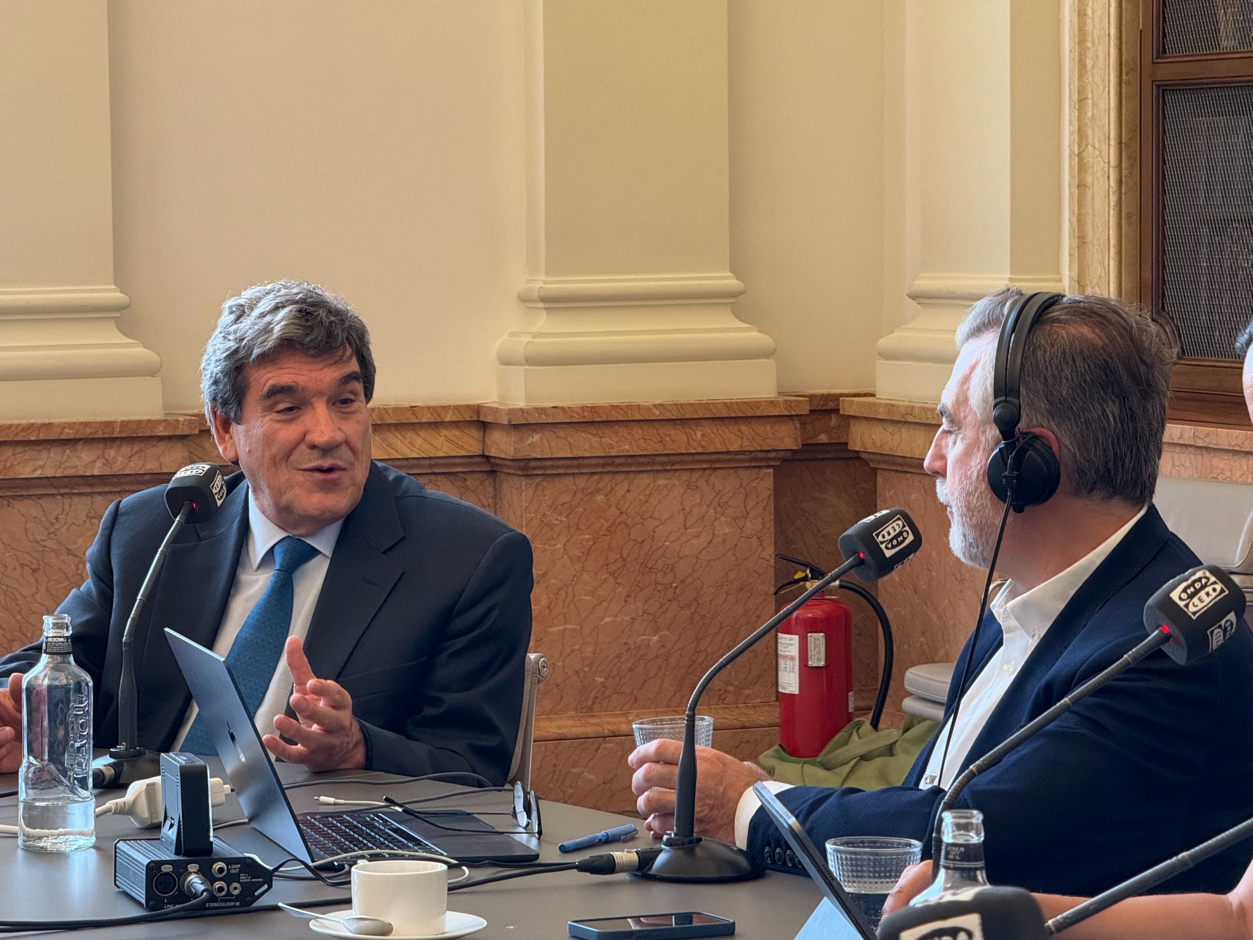 José Luis Escrivá sobre la opa de BBVA y el Sabadell: "Hay que dejar el juego al mercado" José Luis Escrivá sobre la opa de BBVA y el Sabadell: "Hay que dejar el juego al mercado"