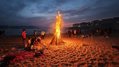 Hogueras en A Coruña por el día de San Juan Hogueras en A Coruña por el día de San Juan