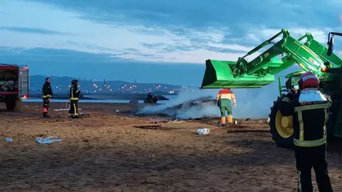 Desde muy temprano se trabaja para enfriar y limpiar la zona de la hoguera de San Xuan Desde muy temprano se trabaja para enfriar y limpiar la zona de la hoguera de San Xuan