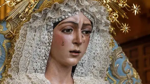 Virgen de la Macarena de Sevilla tras ser culminada la intervención de urgencia. Virgen de la Macarena de Sevilla tras ser culminada la intervención de urgencia.