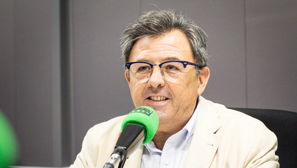 El pediatra Carlos Ruiz Cosano en los estudios de Onda Cero Granada El pediatra Carlos Ruiz Cosano en los estudios de Onda Cero Granada