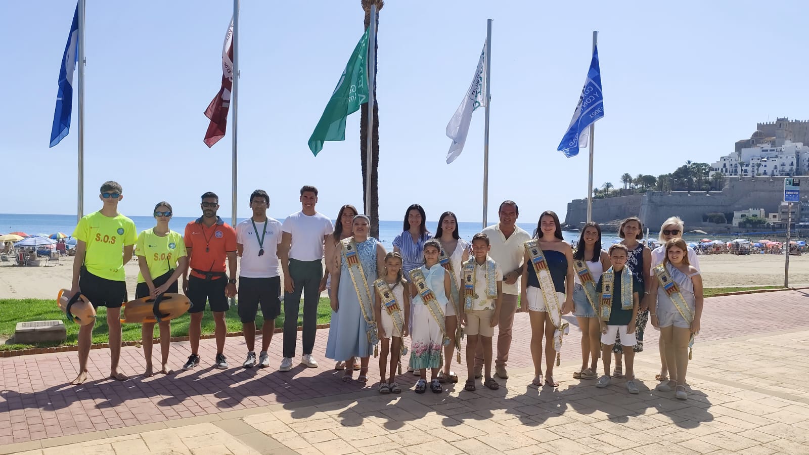 Peñíscola ya luce las banderas de calidad en su playa Norte Peñíscola ya luce las banderas de calidad en su playa Norte