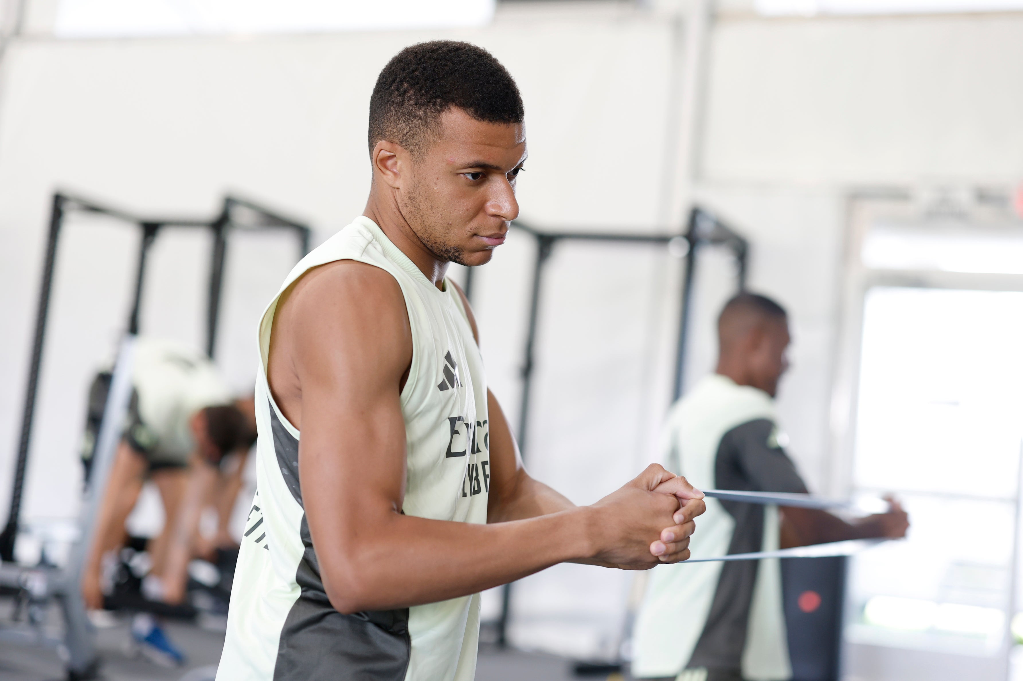Mbappé sigue trabajando al margen del grupo Mbappé sigue trabajando al margen del grupo
