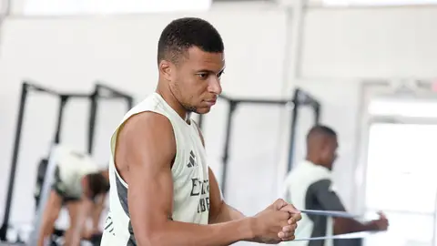 Mbappé sigue trabajando al margen del grupo Mbappé sigue trabajando al margen del grupo