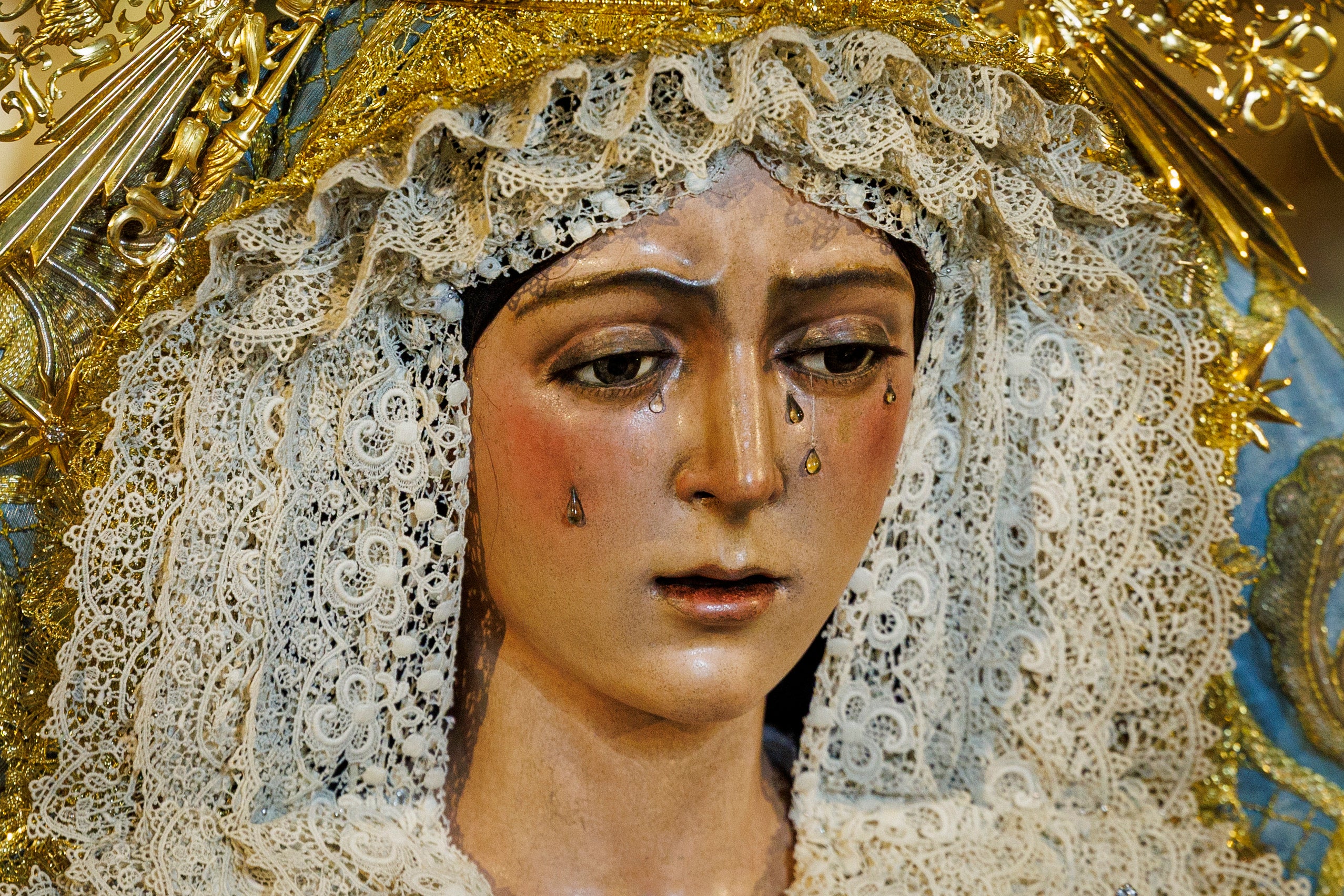 La restauración de la Macarena provoca la rebelión de los devotos y acaba con dimisiones en la Hermandad: "Habéis apagado su mirada" La restauración de la Macarena provoca la rebelión de los devotos y acaba con dimisiones en la Hermandad: "Habéis apagado su mirada"