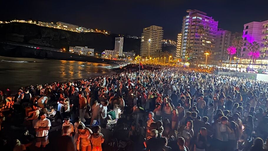 Noche de San Juan de 2025 en la Playa Martianez de Puerto de la Cruz, Tenerife 