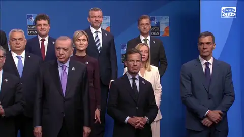VÍDEO la foto de familia de la cumbre de la OTAN evidencia el distanciamiento de Pedro Sánchez VÍDEO la foto de familia de la cumbre de la OTAN evidencia el distanciamiento de Pedro Sánchez