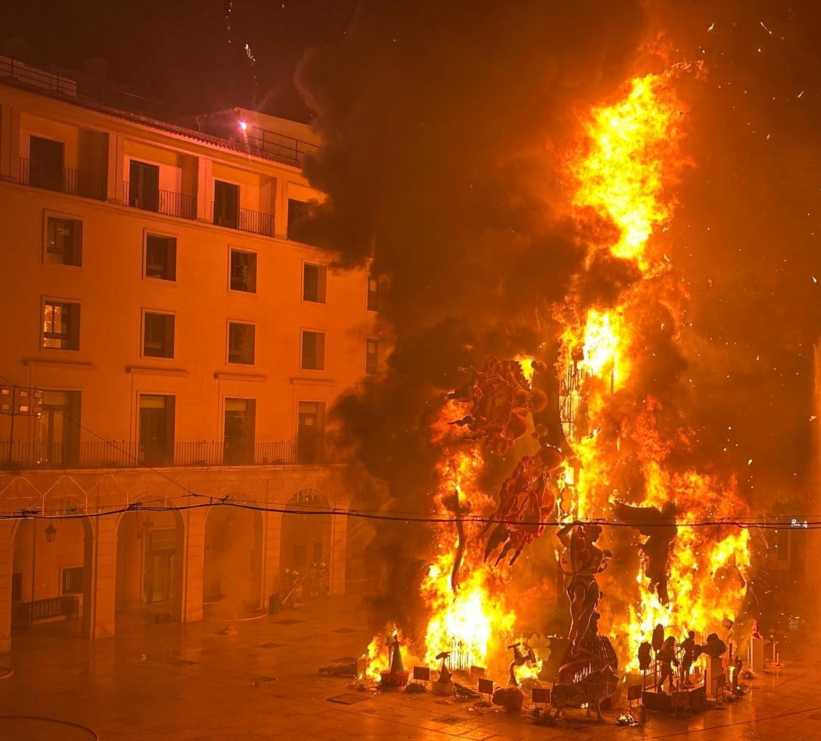 Las llamas devoran la hoguera oficial ‘Identidad’ en la nit de la cremá Las llamas devoran la hoguera oficial ‘Identidad’ en la nit de la cremá