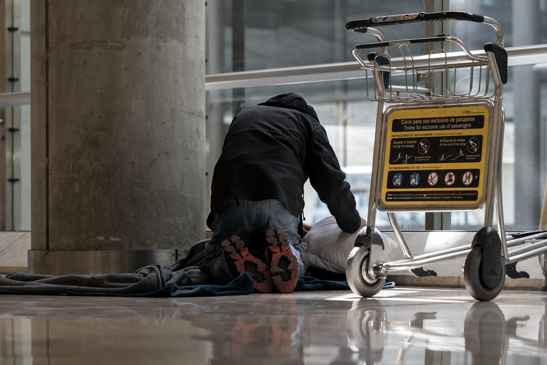 Salva, el sintecho de Barajas que encontró trabajo lo deja a las dos semanas: "Era muy duro. No era lo mío" Salva, el sintecho de Barajas que encontró trabajo lo deja a las dos semanas: "Era muy duro. No era lo mío"