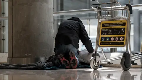 Salva, el sintecho de Barajas que dejó su trabajo a las dos semanas: “Era muy duro. No era la mío” Salva, el sintecho de Barajas que dejó su trabajo a las dos semanas: “Era muy duro. No era la mío”