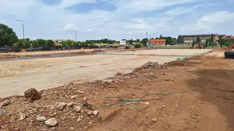 El barrio alcalaíno de El Olivar tendrá una nueva zona con espacios deportivos, estanciales, área canina y arbolado este otoño Parcela en obras situada en la Avenida de los Pasionistas de Alcalá de Henares