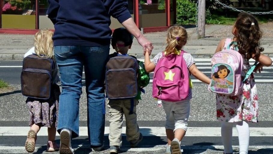 Imagen de archivo de un grupo de ni&ntilde;os yendo al colegio 