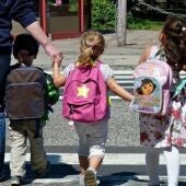Imagen de archivo de un grupo de niños yendo al colegio 
