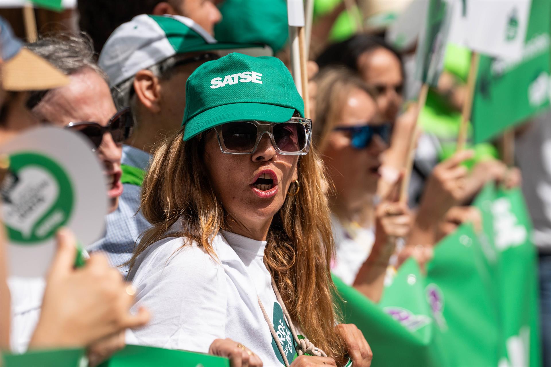 Enfermeras y Fisioterapeutas se concentran este jueves en Mérida para pedir al Gobierno que no recorte las pagas extra Enfermeras y Fisioterapeutas se concentran este jueves en Mérida para pedir al Gobierno que no recorte las pagas extra