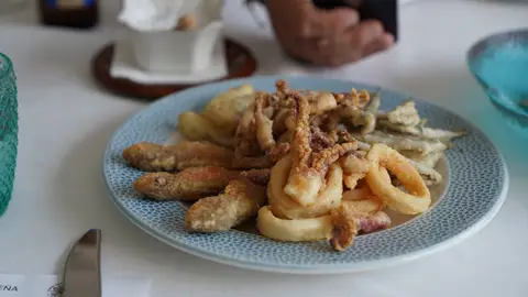 La Plata Casa Matilde, de Benajarafe, prepara la mejor fritura malagueña de toda la provincia La Plata Casa Matilde, de Benajarafe, prepara la mejor fritura malagueña de toda la provincia