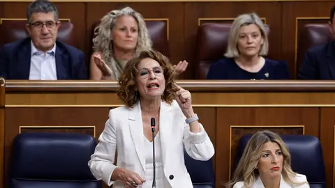 La ministra de Hacienda durante la sesión de control al Gobierno en el Congreso de los Diputados Hacienda dará charlas a más de 80.000 alumnos para concienciarles del pago de impuestos