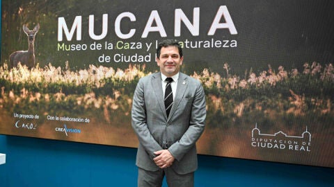 Valverde junto a un cartel de MUCANA, Museo de la Caza y la Naturaleza