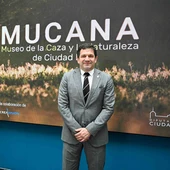 Valverde junto a un cartel de MUCANA, Museo de la Caza y la Naturaleza Valverde junto a un cartel de MUCANA, Museo de la Caza y la Naturaleza