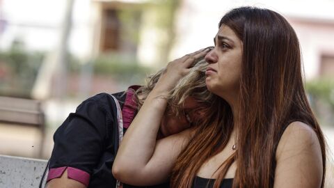 Dos personas se abrazan en el lugar del doble crimen en Algemes&iacute;