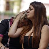 Dos personas se abrazan en el lugar del doble crimen en Algemesí