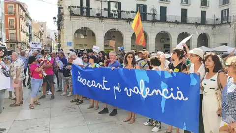 La concentración en el Ayuntamiento durante el pleno La concentración en el Ayuntamiento durante el pleno